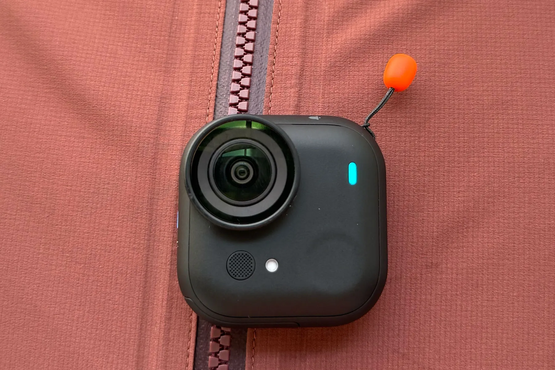 Dòng Insta360 go ultra, camera 4K sắc nét cài ngực áo